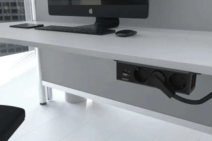Deltaco underbordsstikdåse, 3 stikkontakter, A+C USB-oplader, sort