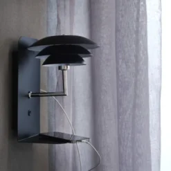 Dyberg Larsen DL20 væglampe med USB, sort