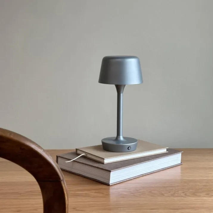 Dyberg Larsen Flow genopladelig bordlampe, grå