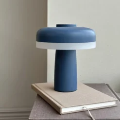 Dyberg Larsen Porter genopladelig bordlampe, blå
