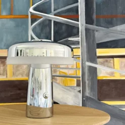 Dyberg Larsen Porter genopladelig bordlampe, krom