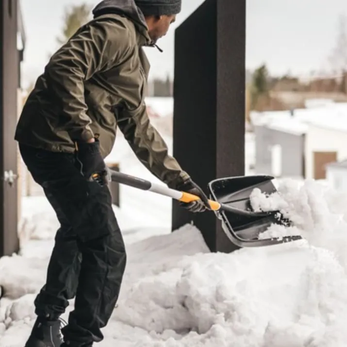 Fiskars X-series sneskovl, teleskophåndtag