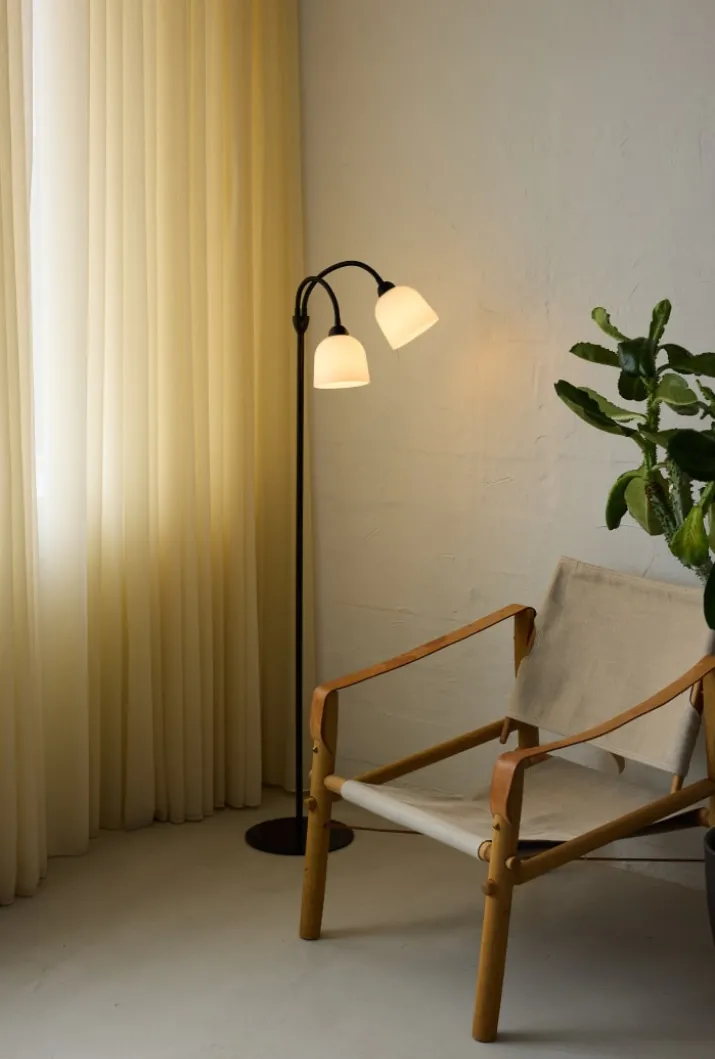 Halo Design Glow gulvlampe, opal/sort, 2-arm