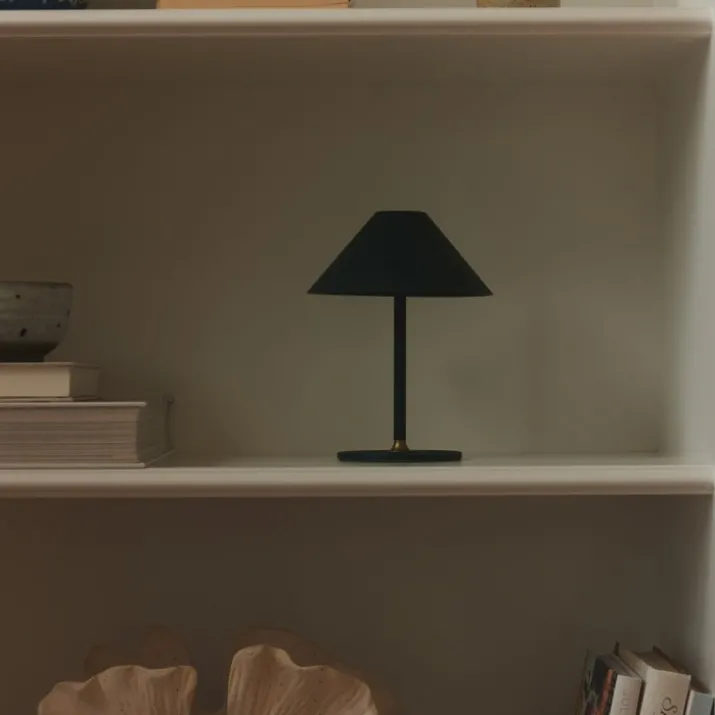 Halo Design Hygge genopladelig bordlampe, H20 cm, mørkegrøn
