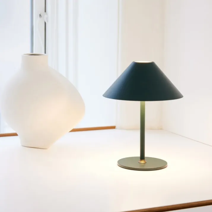 Halo Design Hygge genopladelig bordlampe, H25 cm, mørkegrøn