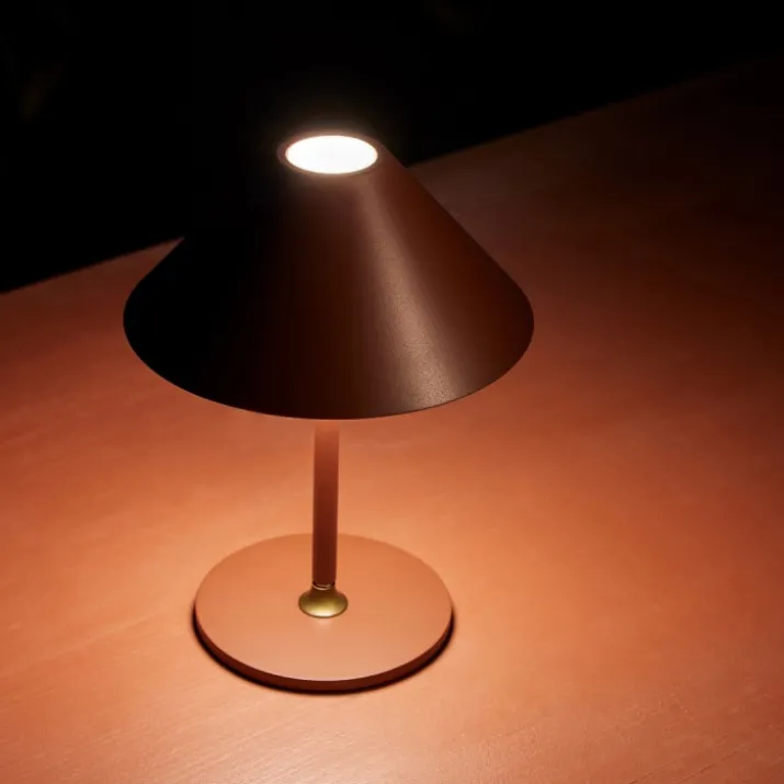 Halo Design Hygge genopladelig bordlampe, H25 cm, mørkerød