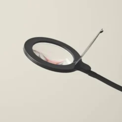 Halo Design Magni gulvlampe med forstørrelsesglas