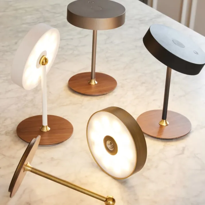 Halo Design On The Move genopladelig bordlampe, messing