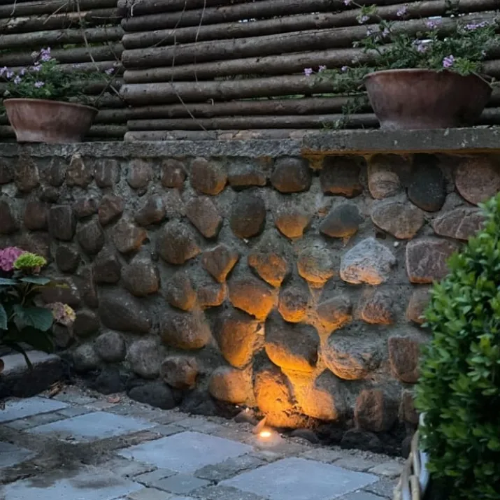 Light By Juhl chaussesten med Cosmos messing spot, 9x9x9 cm, earl blue