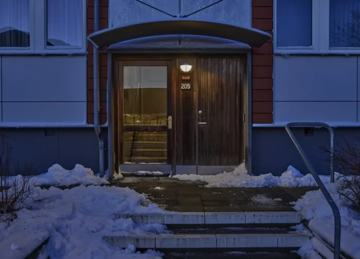 Louis Poulsen skotlampe, 3000K, halvskærmet, opal grå