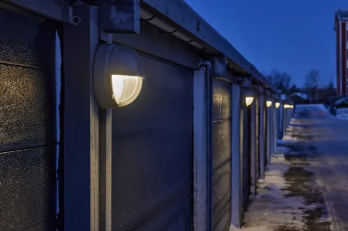 Louis Poulsen skotlampe, 4000K, halvskærmet, klar aluminium
