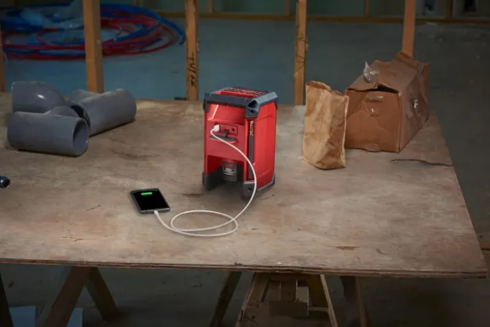 Milwaukee M12 RCDAB+-0 radio og lader
