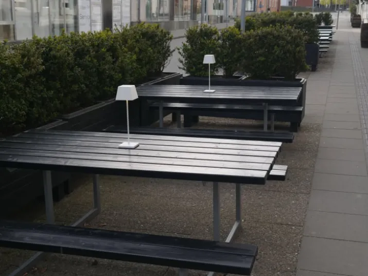 Nordtronic Conexos genopladelig bordlampe, hvid